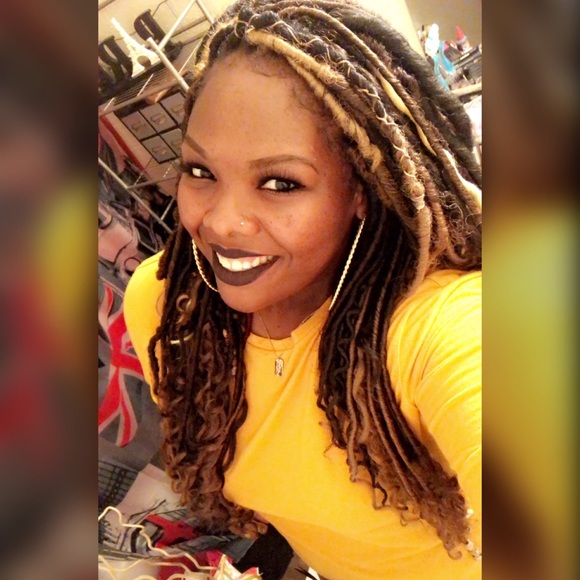 Meet your Posher, Amber - Picture 2 of 3